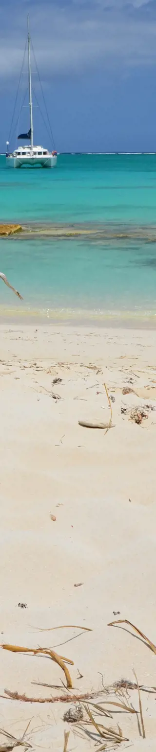 Nach dem Tauchgang am weissen Traumstrand erholen